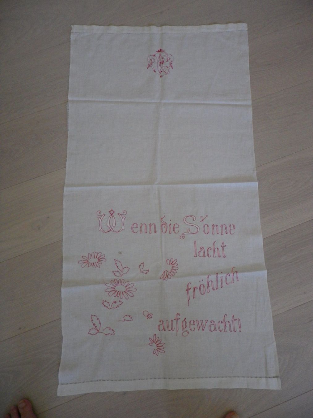 Fahnen: Grosses antikes besticktes Stoffbanner – Gebraucht aus Reinach von Mietze