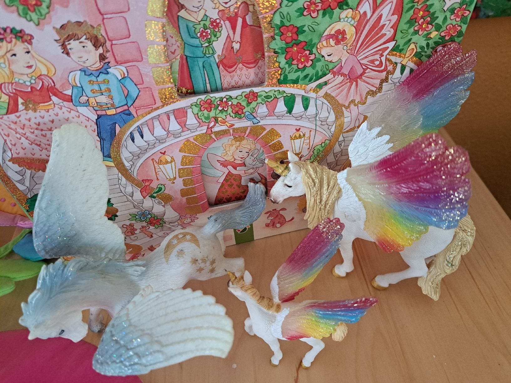 Schleich Giocattoli: 4 Schleich Regenbogenpferde mit Feebuch – Usato da bazenheid venduto da salerno007 1