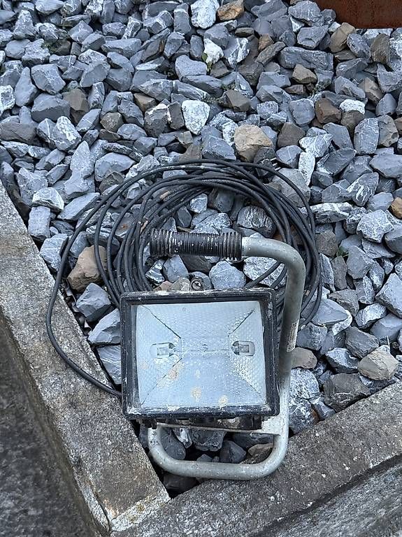 Lampes: Faretto cantiere alogeno portatile + cavo lungo – D'occasion à Malvaglia par Diamadch