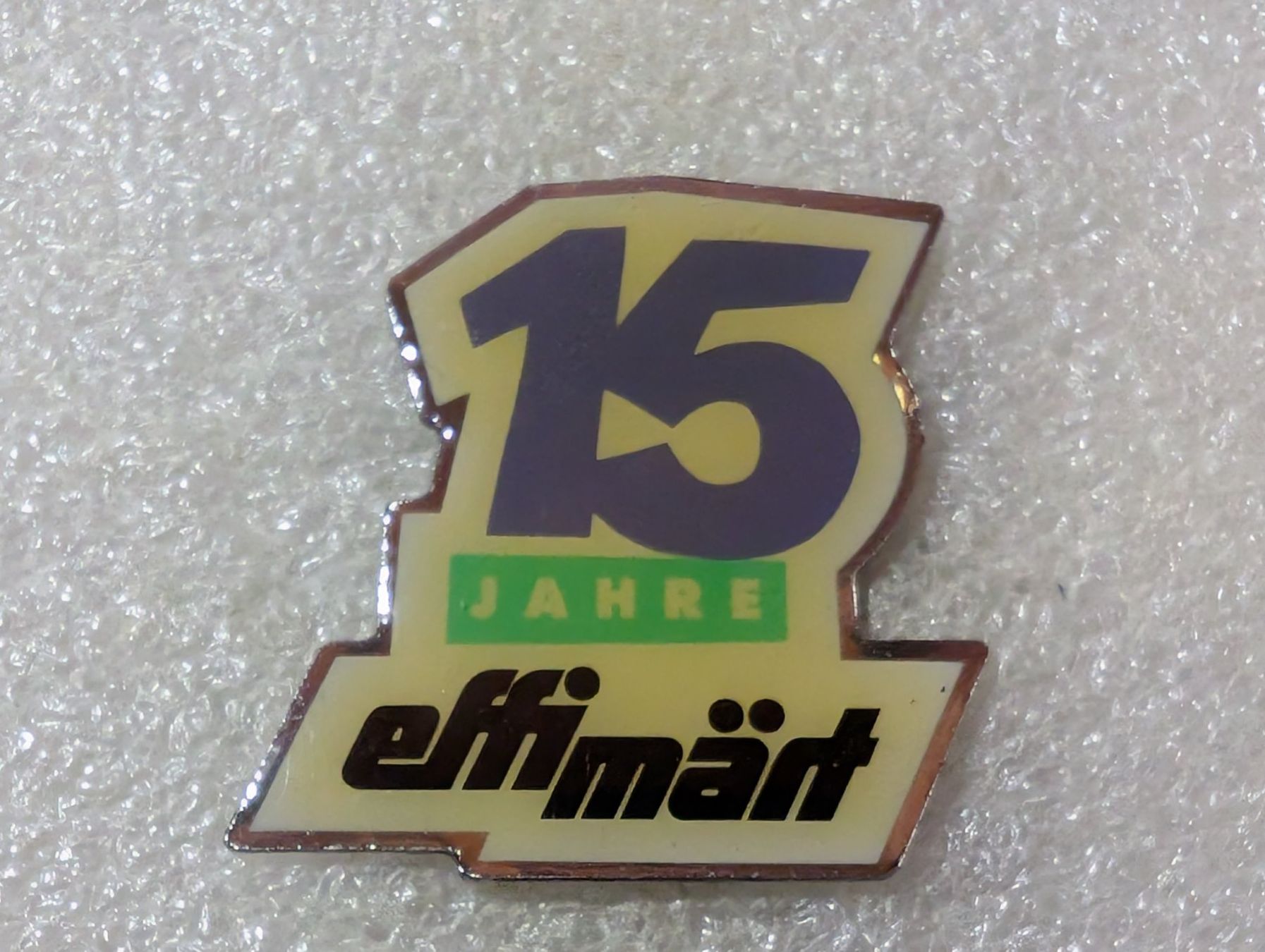 Placchette & Badge: Ansteckpin 64: 15 Jahre Effi Märt – Usato da Oppligen venduto da Pin-Fall-Shop