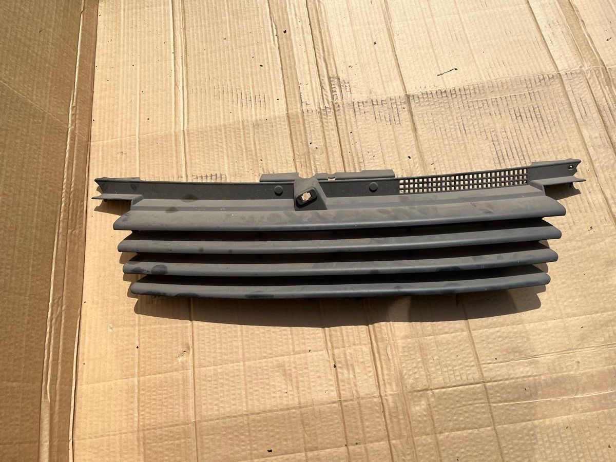 VW Tutti pezzi di ricambio auto: VW Bora Kühlergrill ohne Emblem – Usato da Boniswil venduto da FindInBox
