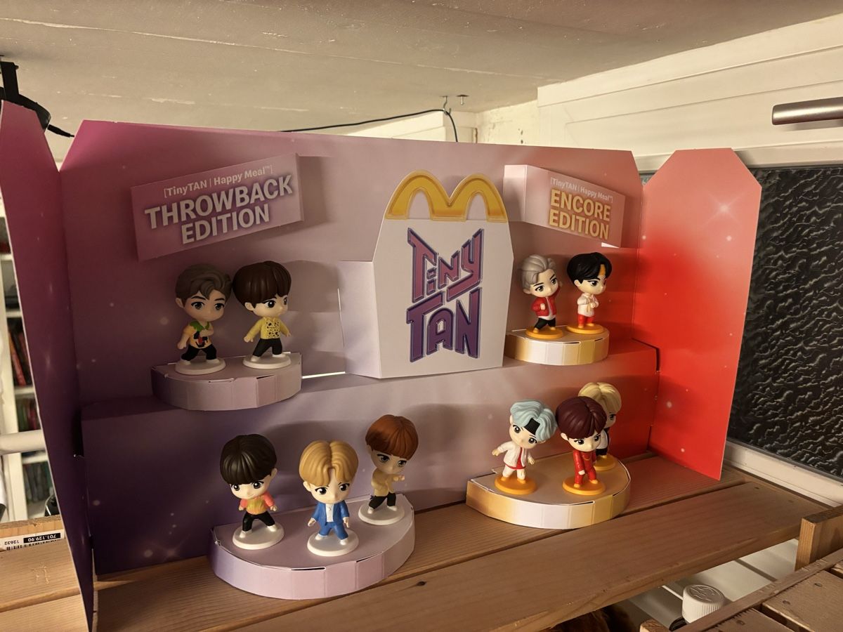 Mc Donald's Statuette: BTS McDonald’s Display mit Figuren – Nuovo (secondo la descrizione) da Brütten venduto da Swerman1984