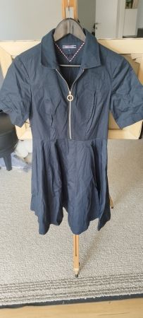 Kleid Tommy Hilfiger dunkelblau Grösse 4 gebraucht, wie Neu