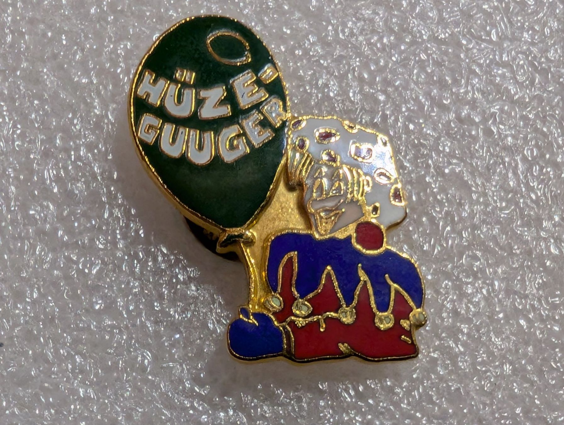 Plaketten & Abzeichen: Ansteckpin 238: Hütze Gugger – Gebraucht aus Oppligen von Pin-Fall-Shop