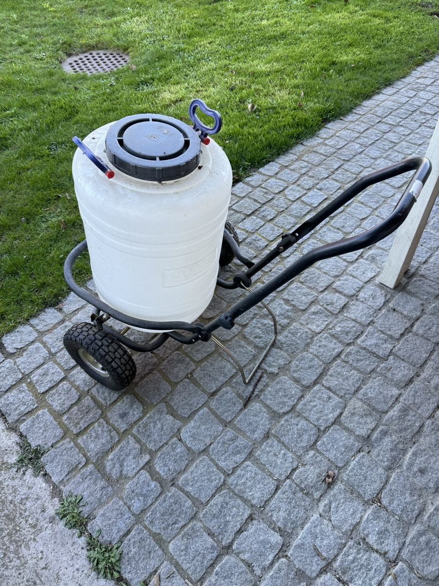 Zubehör: Handwagen mit Wasserfass 60l – Gebraucht aus Ellikon am Rhein von  1