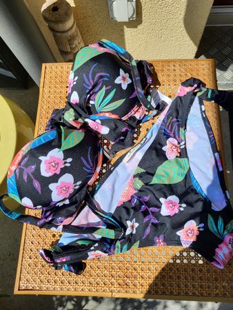 Bikini schwarz Blumenmuster Grösse 42 neu mit Etikett