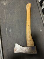 Handbeil mit Holzstiel gebrauchter Zustand
