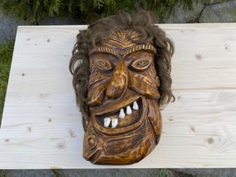 schöne geschnitzte Holzmaske