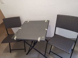 Praktischer Gartentisch mit Stühlen