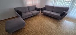 Sofa und Hocker grauer Stoff mit Füsse guter Zustan