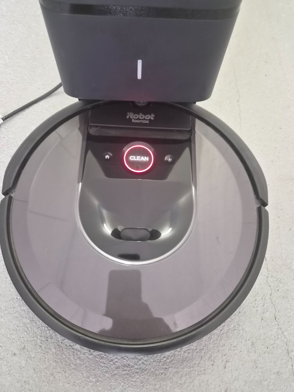 Irobot Staubsauger & Zubehör: iRobot Roomba i7 Saugroboter mit Ladestation defekt – Defekt aus Domat Ems von tchnesa 2