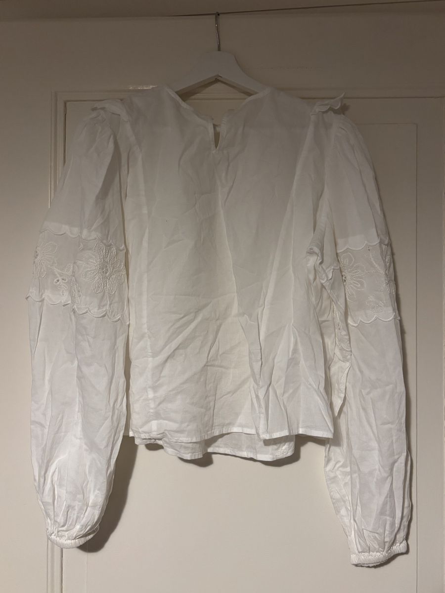 Primark Camicette: Weisse Bluse mit Volant/Lochmuster – Nuovo (secondo la descrizione) da Zürich venduto da user011003240804 4
