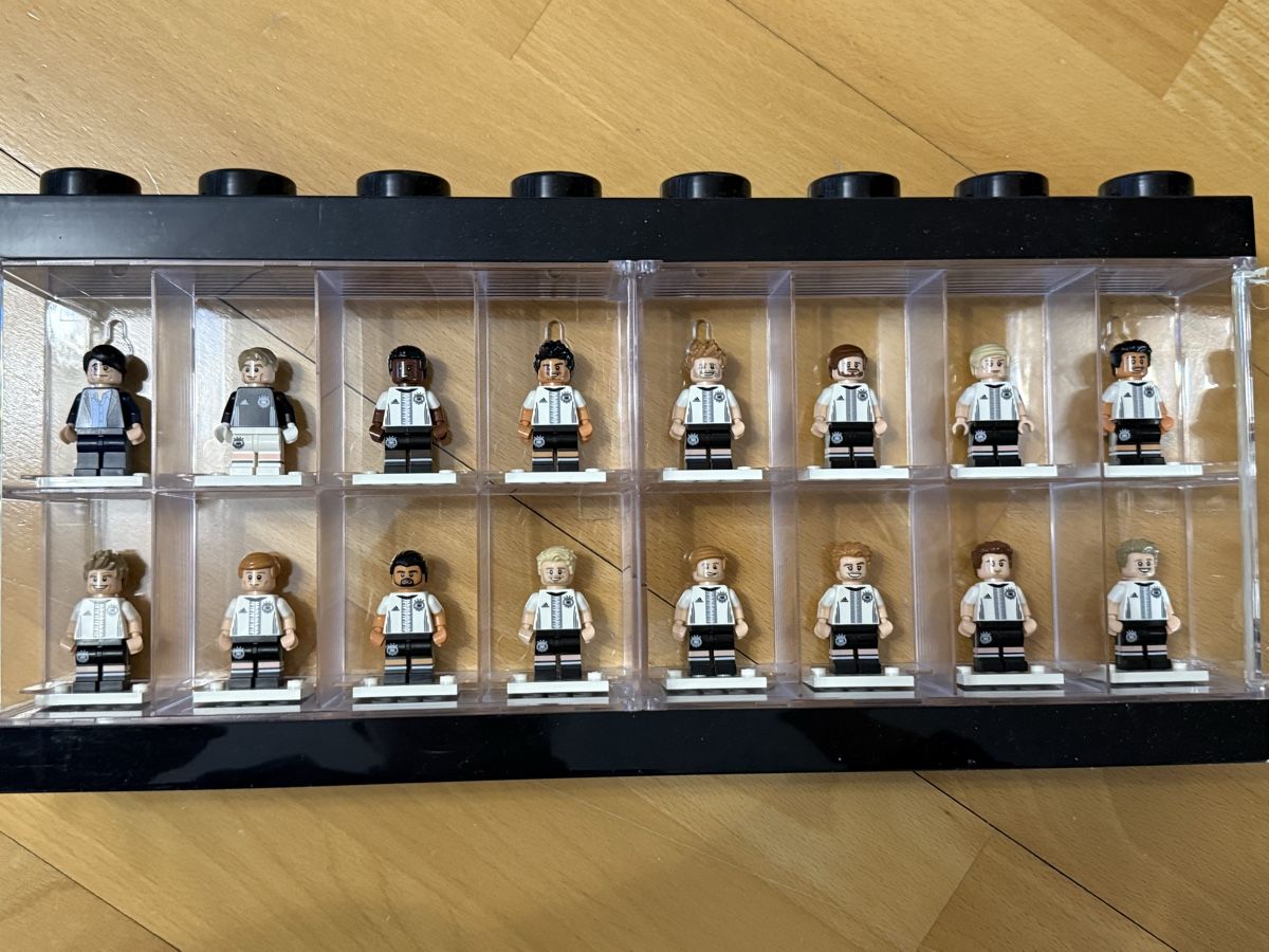 Lego Statuette: LEGO Minifiguren DFB Komplett – Usato da Schwyz venduto da Aasterix