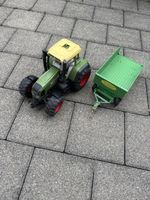Spielzeug Traktor mit Angäner