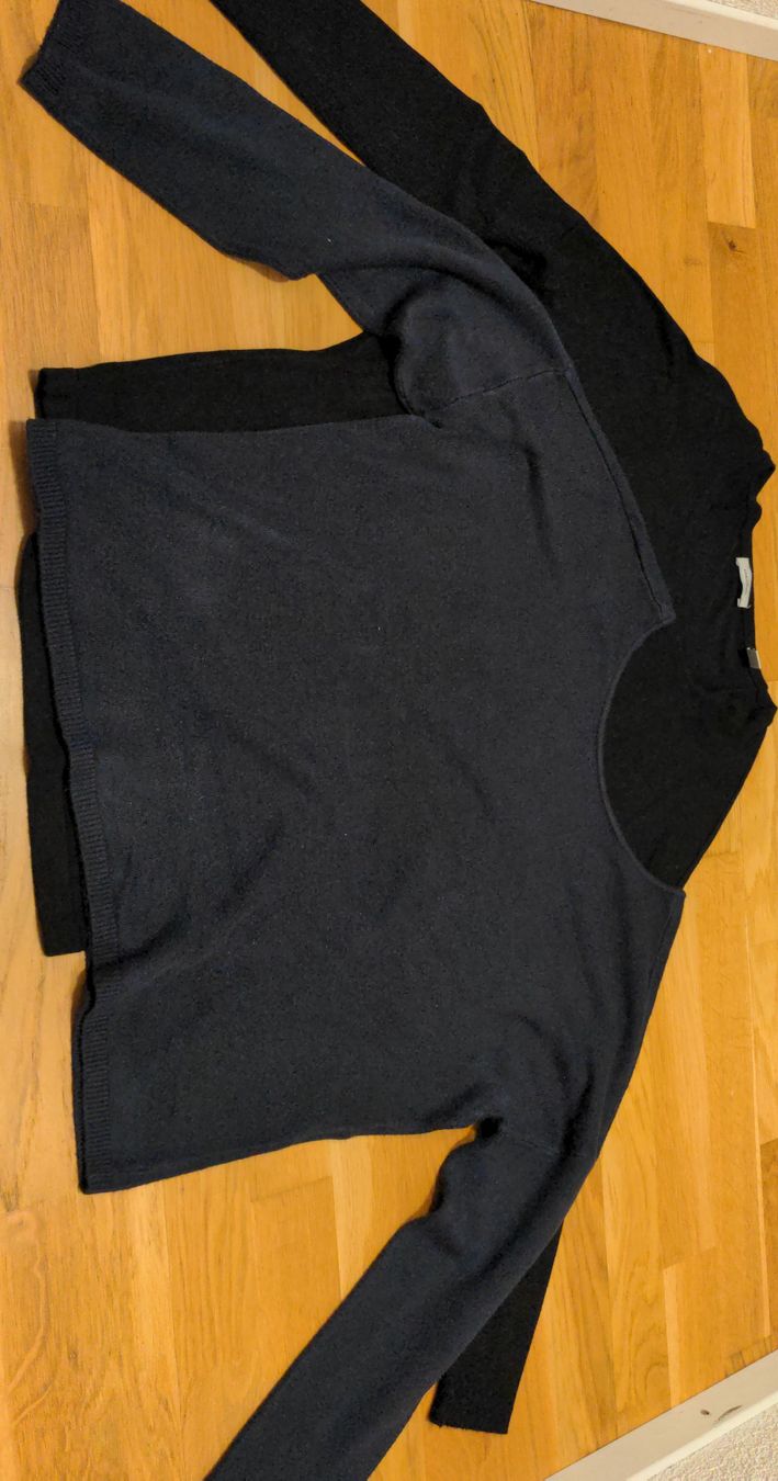 Maglioni & Felpe: Strickpullover Set, Grösse M, schwarz und dunkelblau Spitze – Usato da Sutz venduto da Rawypp