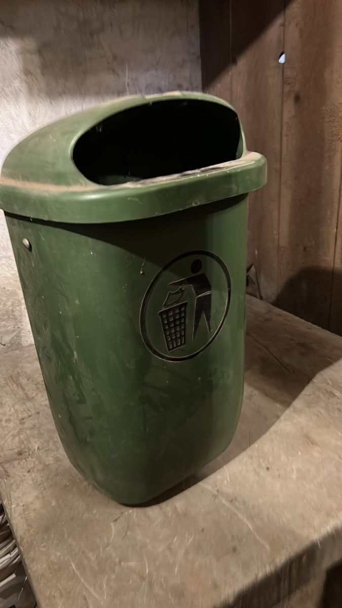 Cestini per rifiuti: Abfallbehälter grün mit Deckel Wandmontage gebraucht – Usato da Langnau i. E. venduto da Acrjl