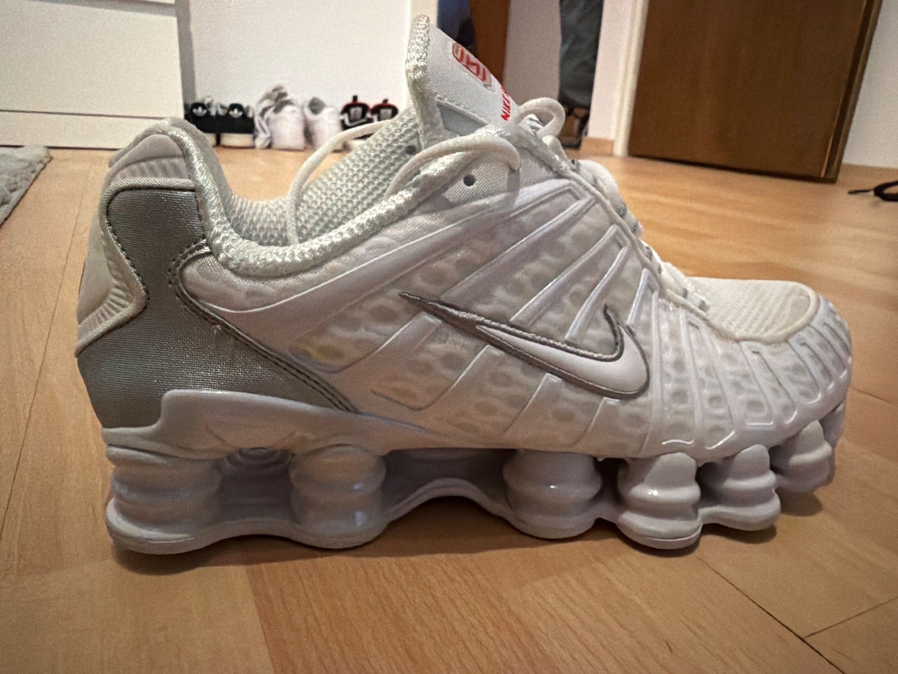 Nike Herrenschuhe: Nike Shox TL White Metallic Silver – Gebraucht aus Sachseln von sda_z6ll