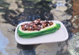 Puppenhaus  gefüllter Zucchetti, Keramik Teller