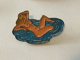 1 Pin Pinup Girl