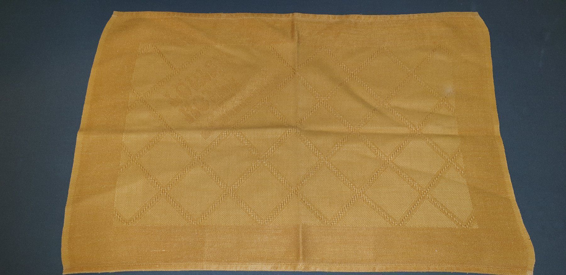Tessuti: 3x Tischdecke90x90cm, 4x platzset – Usato da Gwatt (Thun) venduto da Letzte-Chance-III 3