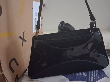 Elegante schwarze Lackleder-Handtasche von Adidas 
