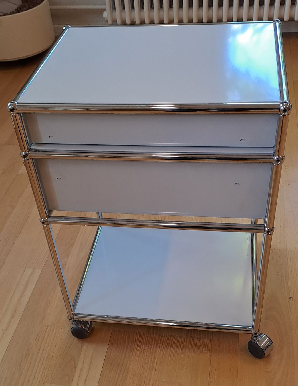 USM Cassettiere: Schöner USM Haller Rollcontainer in lichtgrau – Usato da Winterthur venduto da altrade 2