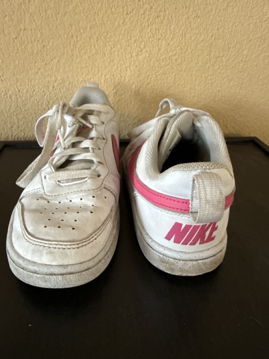 Chaussures filles: Nike Grösse 36 – D'occasion à Buttikon SZ par Kellerabteil 1