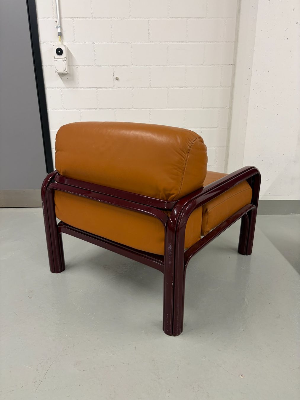 Sessel: Gae Aulenti, Fauteuil Bordeaux – Gebraucht aus Zürich von less_more 4