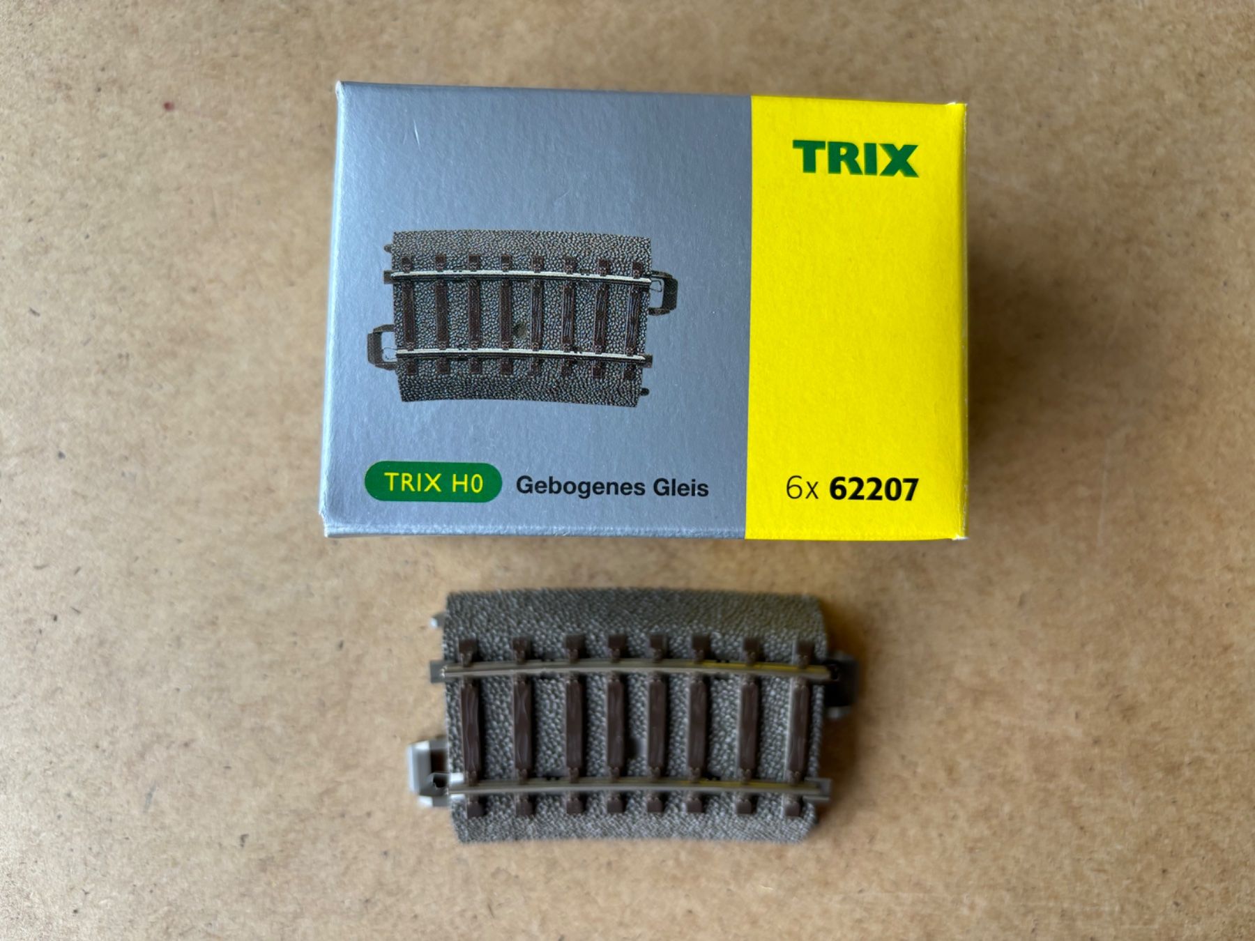 Trix Modellini di ferrovie: Trix 62207 Gebogenes Gleis R2 – Nuovo e nell'imballaggio originale da Hauterive NE venduto da eriamch