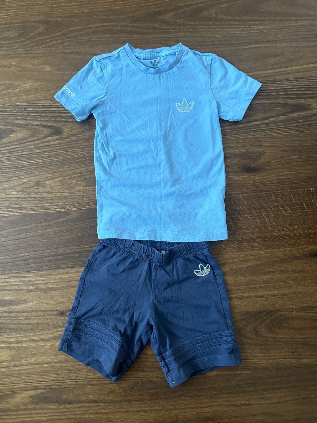 Adidas Completi: Adidas Trainer Anzug Kinder Gr 104 – Usato da Horgen venduto da Auction-Kings