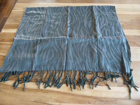 Beautiful Green Scarf with Fringes, perfect for Autumn!