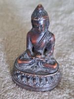 Kleine Buddha Figur aus Harz, Sitzend, meditierend