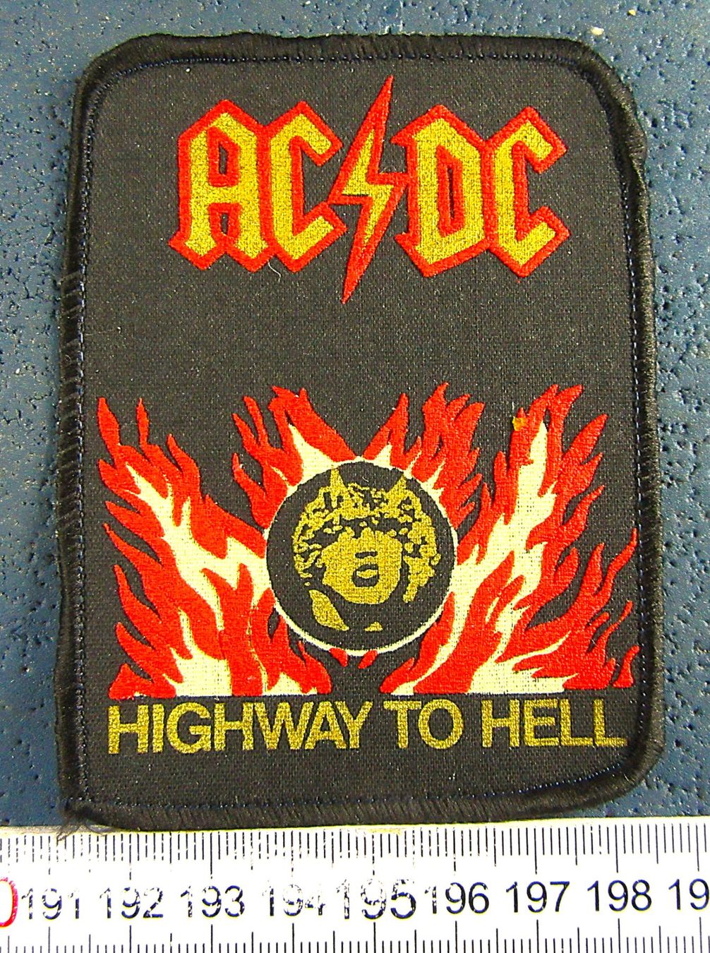 Toppe: AC/DC "HIGHWAY TO HELL" PATCH AUFNÄHER OHNE LEIM VINTAGE – Usato da Ettingen venduto da Hausi4711