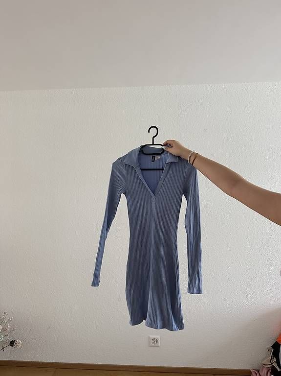 Vestiti: H&M DIVIDED RIPPKLEID BLAU XS – Usato da Niederhasli venduto da agn_28zq