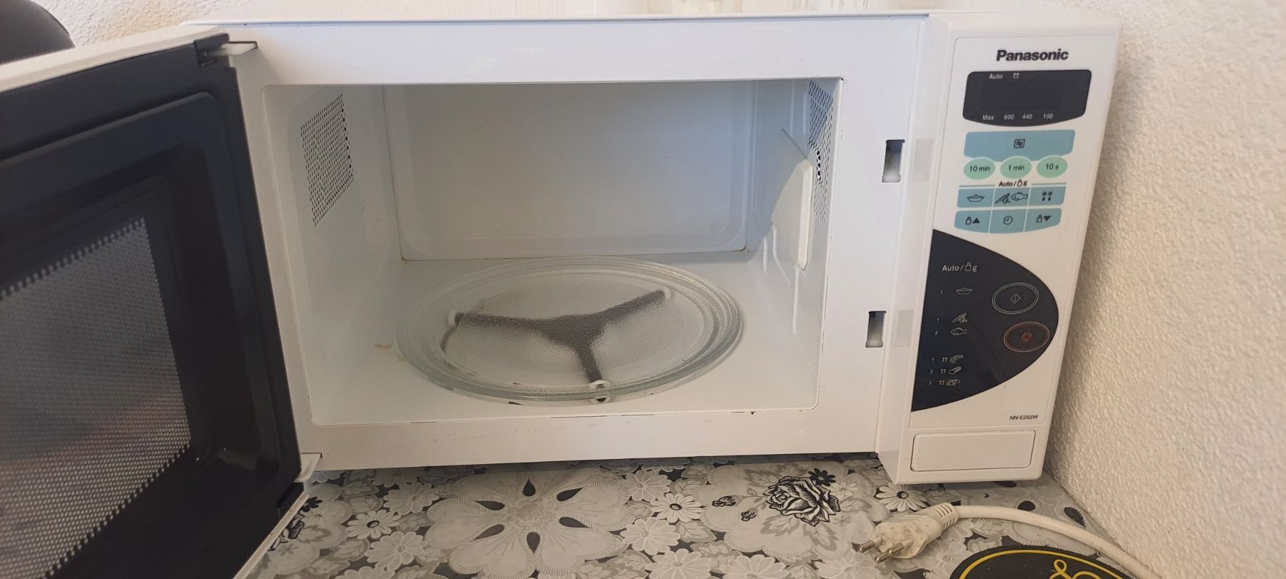 Küchengeräte: mikrowelle panasonic – Gebraucht aus Grabs von Neuton 1