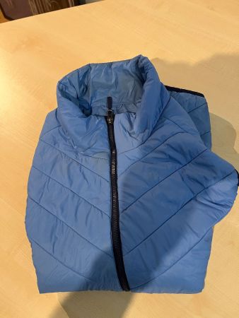 Leichte, blaue Daunenweste für den Übergang, Grösse M
