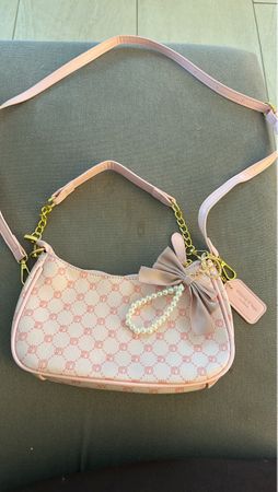Charmante Handtasche in Rosa mit Perlenanhänger & Schleife