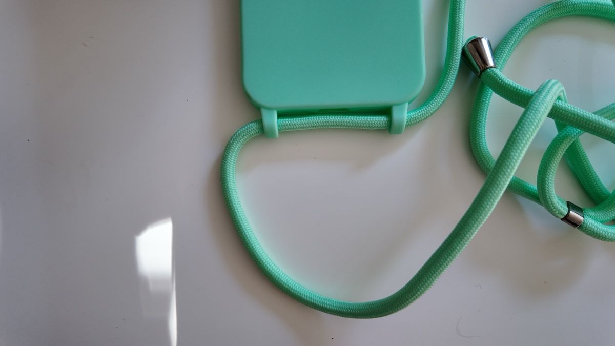 Cover & Protezioni schermo: Coque d’iPhone 13 turquoise avec une corde – Nuovo e nell'imballaggio originale da Denges venduto da val_j8w7 2