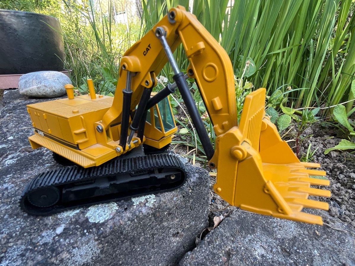 Caterpillar Kit di modellismo & Modellini statici: Modell CAT 245 Raupenbagger – Usato da Arch venduto da UrsusC46 1