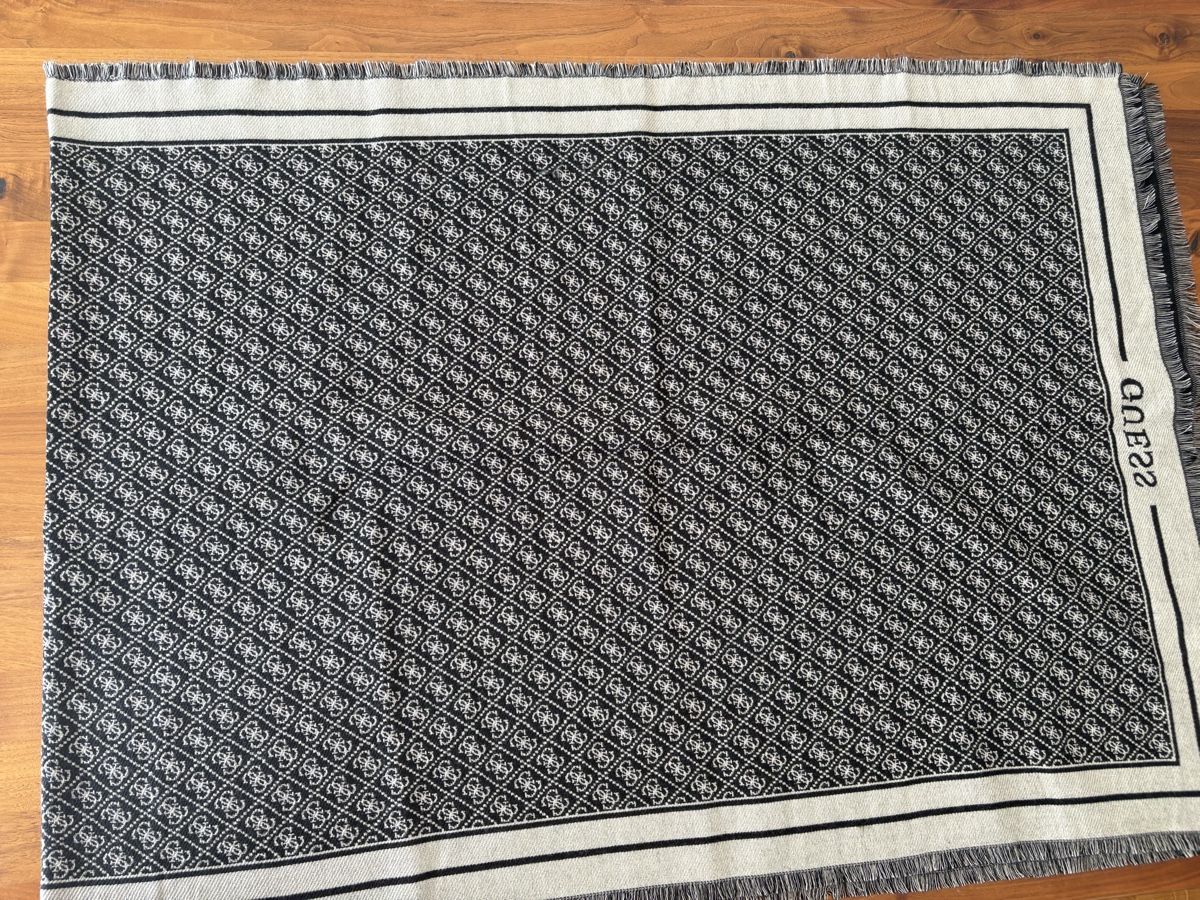 Guess Foulards & écharpes: Guess Schal schwarz   – D'occasion à Gossau SG par Mauri34 1