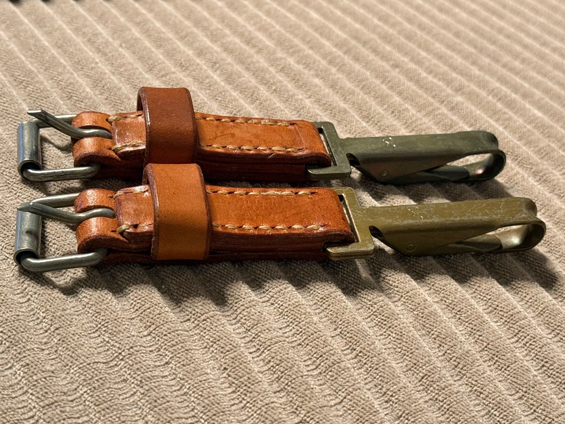 Schweizer Armee Uniformi: 2 Lederriemen mit Haken Schweizer Armee – Usato da Brütten venduto da Hst1 2