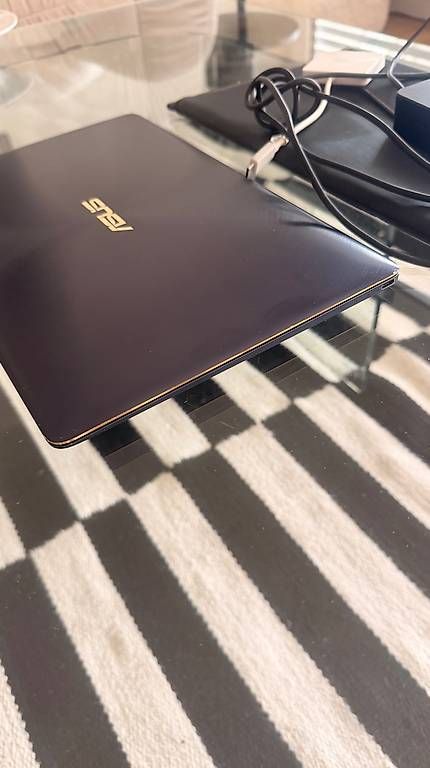 Notebook: ASUS Zenbook 3 UX390 – Usato da Zürich venduto da BulediThar 2