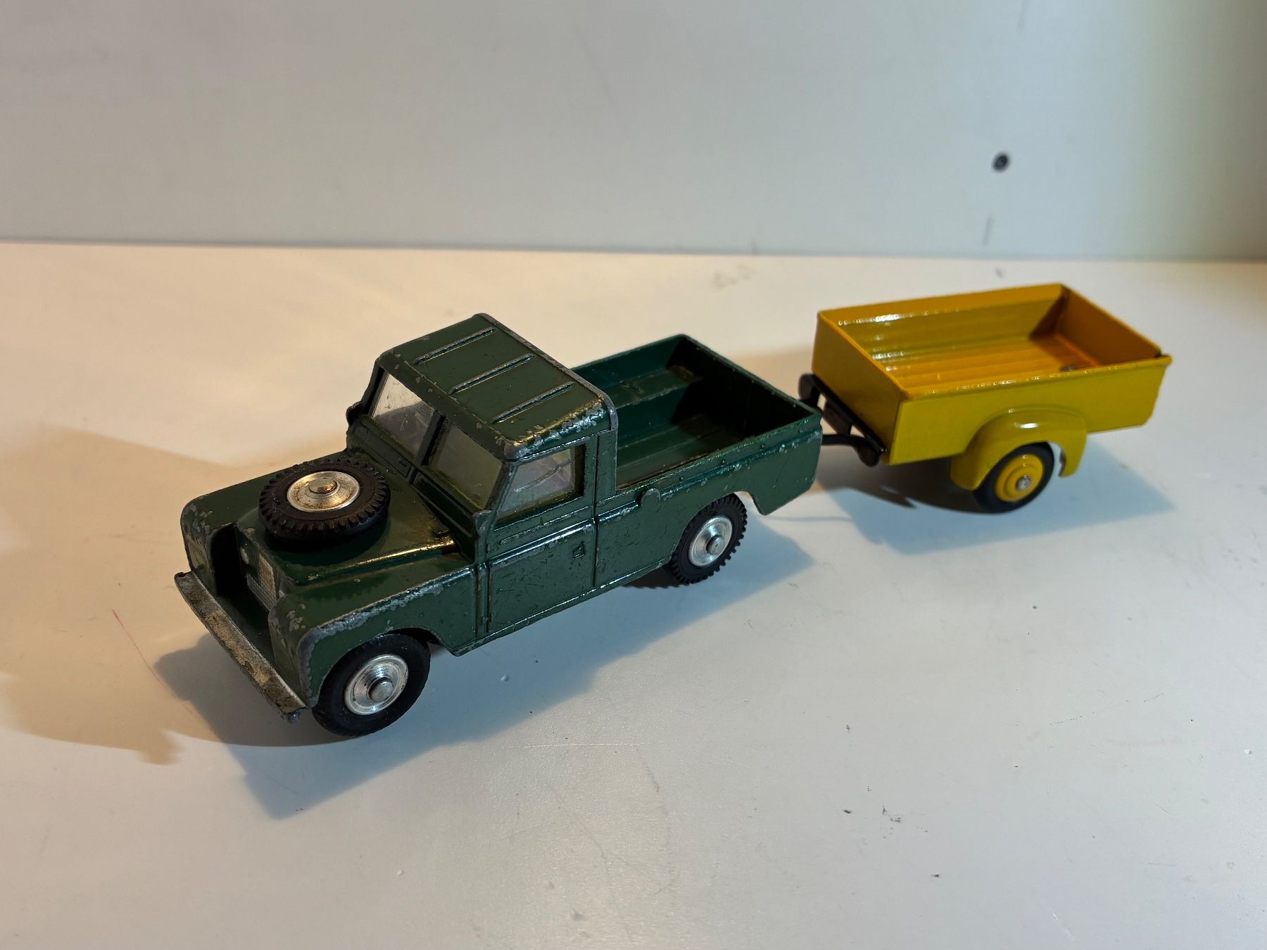 Corgi Toys Modellautos: Corgi Landrover mit Trailer – Gebraucht aus Gümmenen von Supererland