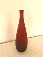 Elegante, schlanke, rote Glasvase - Zeitloses Design.