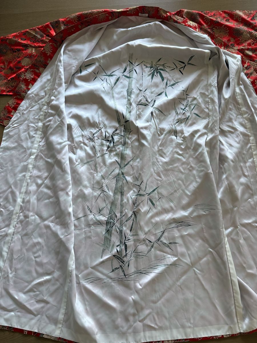 Kimono: Roter Kimono aus Japan mit Blumenmuster – Usato da Neuhausen venduto da DELY 2