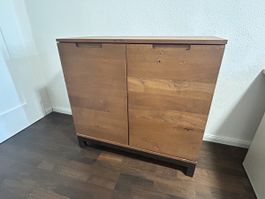 Sideboard aus Eichenholz mit zwei Türen guter Zustand