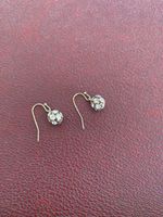 Jolies boucles d'oreille, pierres brillantes