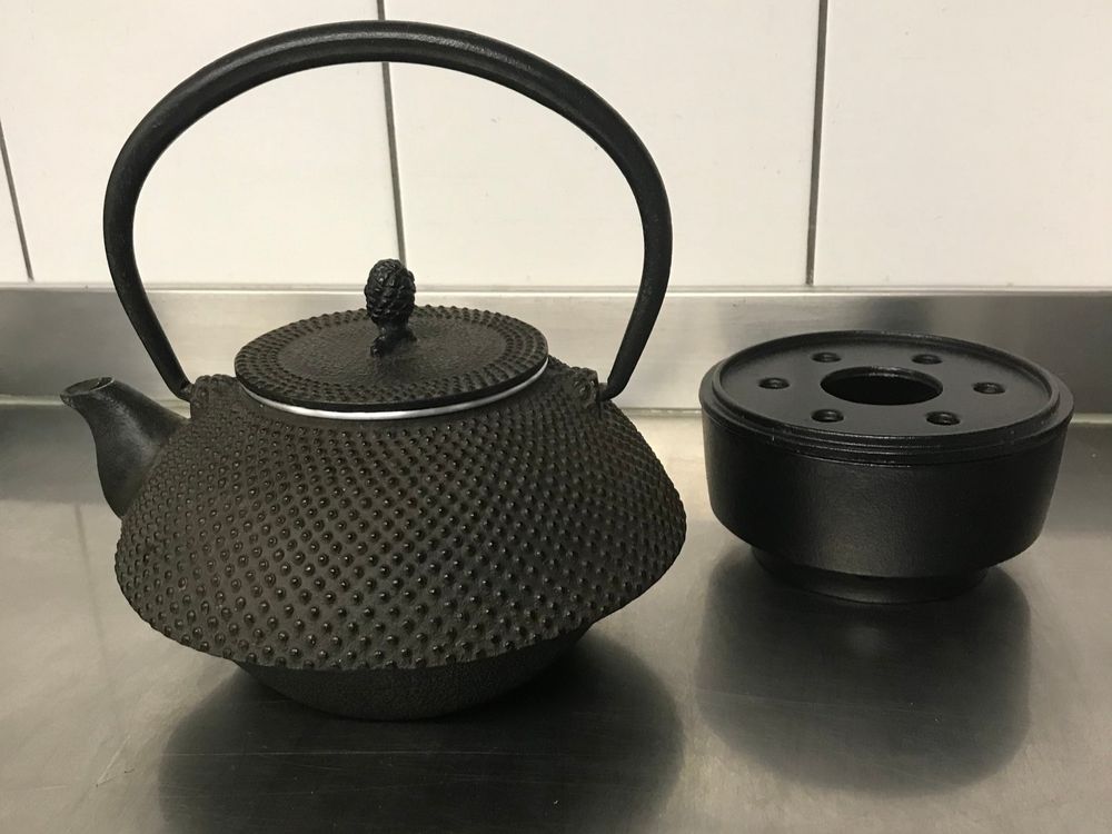 Teekanne aus Gusseisen mit Stövchen schwarz japanisch Kaufen auf Ricardo