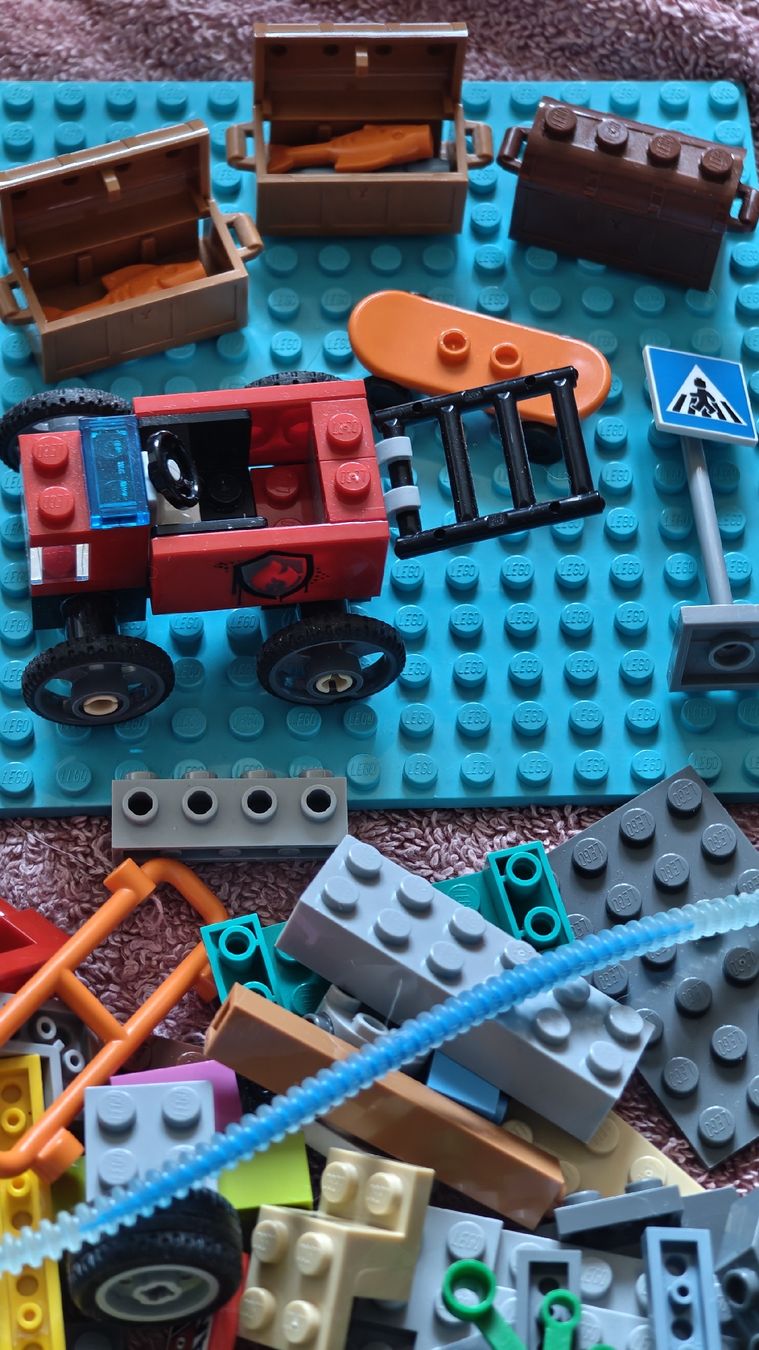 Lego Giocattoli: Lego Mix ca 1,3 Kilo – Usato da Effretikon venduto da Superkarin7 1