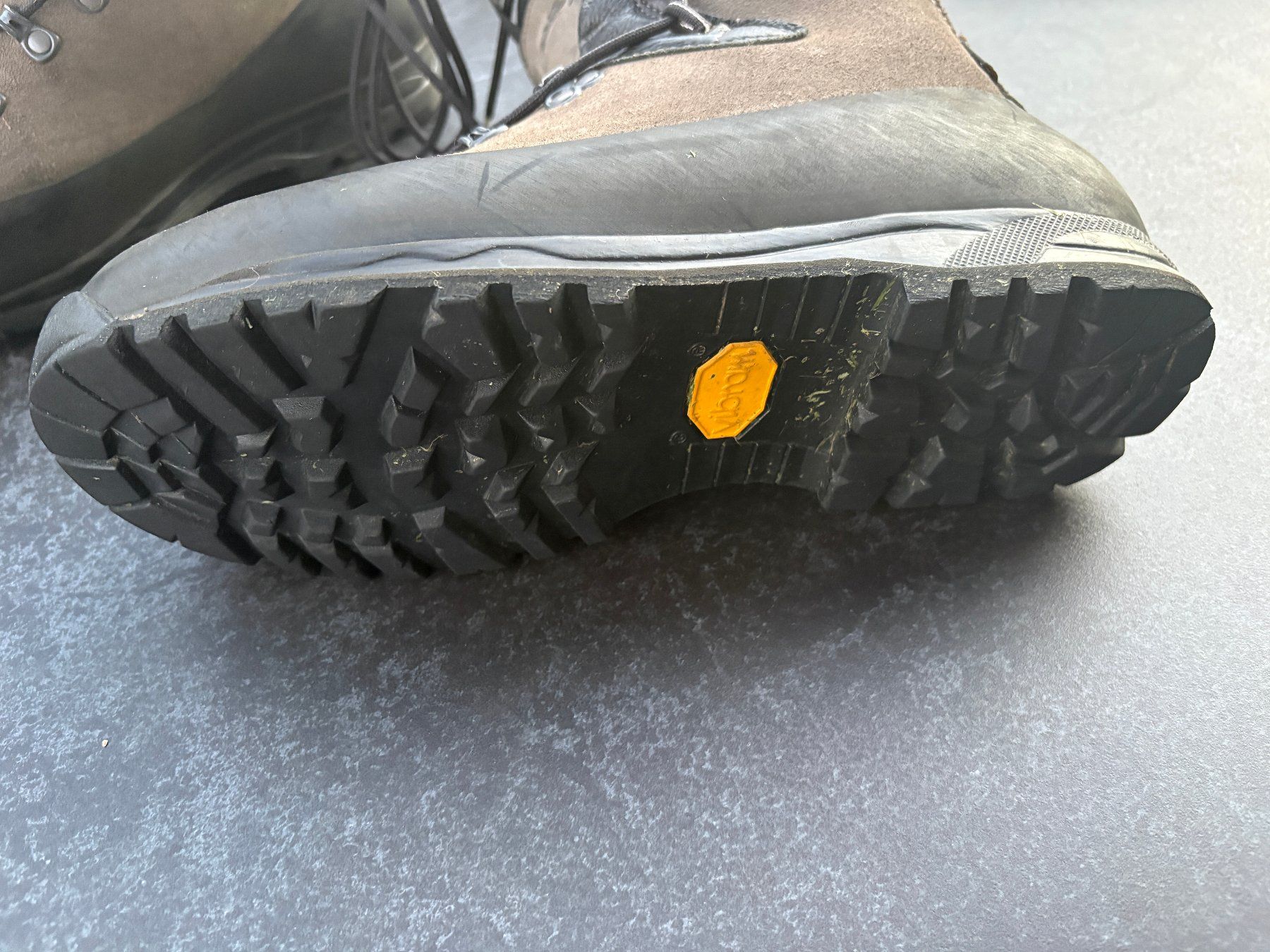 Aku Scarpe da uomo: Aku Wanderschuh/ KS 14 schwer Gr. 43 – Usato da Boswil venduto da lindebluetetee 1